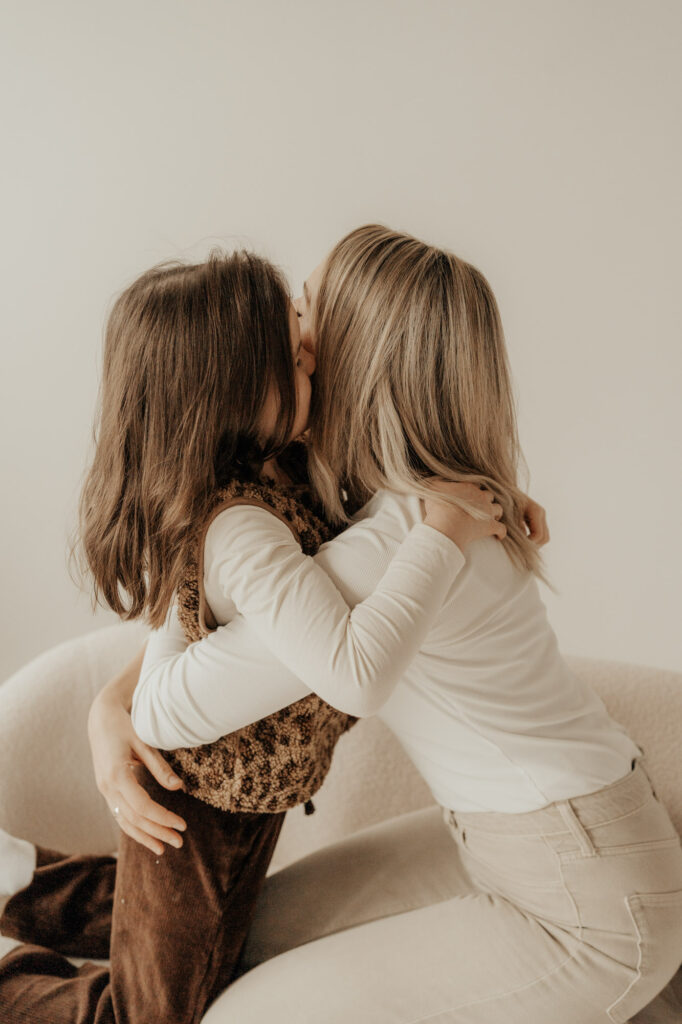 Mama und Tochter bei Fotoshooting im Studio